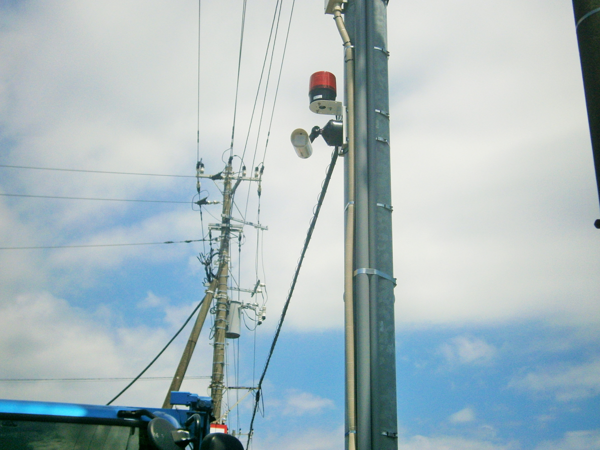 車庫出入口に赤色灯を設置しました | 新着情報 |志光産業株式会社 静岡県富士市 産業廃棄物・重機運搬